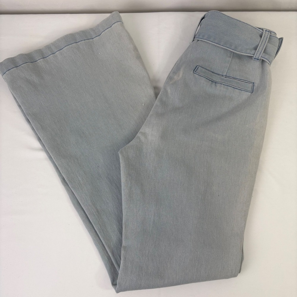 A Calin By Flying Tomato Light Wash Denim Belted Flare Jeans Size S‎ (26x30.5)